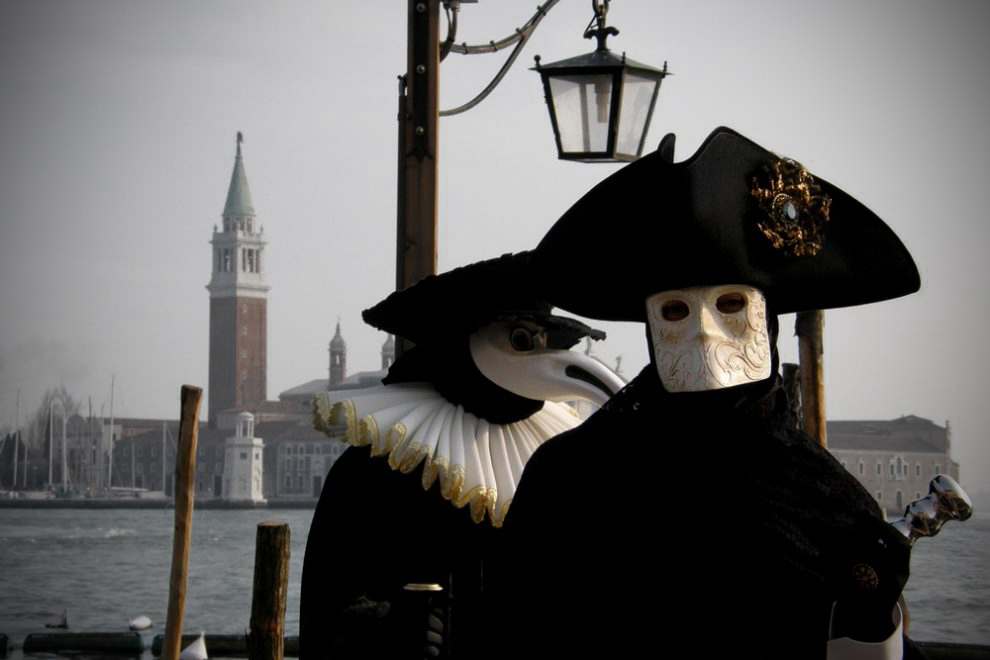 maschere veneziane con Venezia sullo sfondo